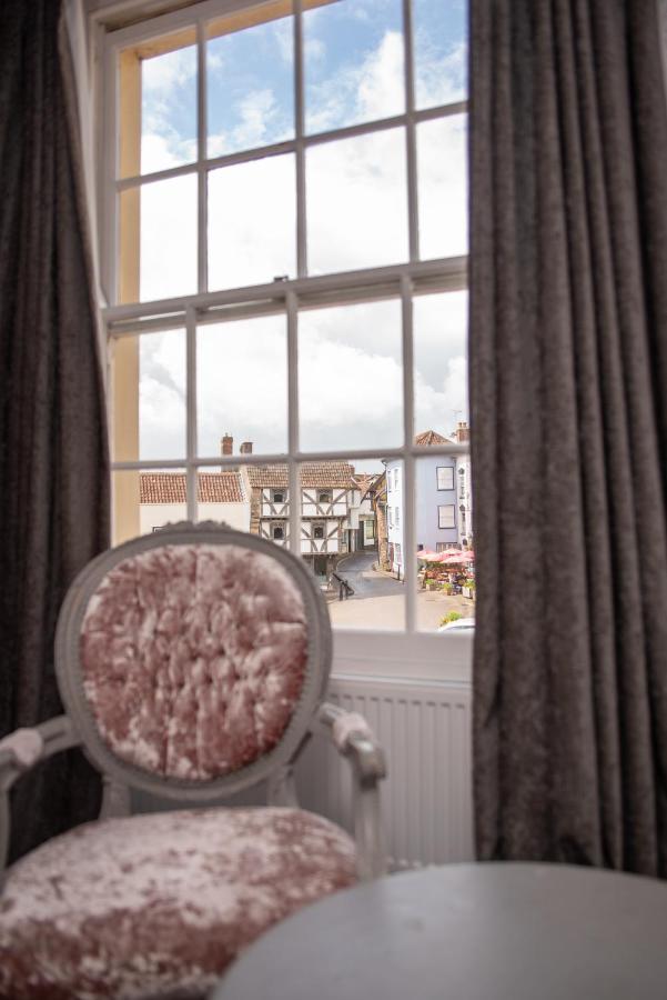 מלון Axbridge The Oak House מראה חיצוני תמונה The view from the window of the room where the body of the murdered woman was found