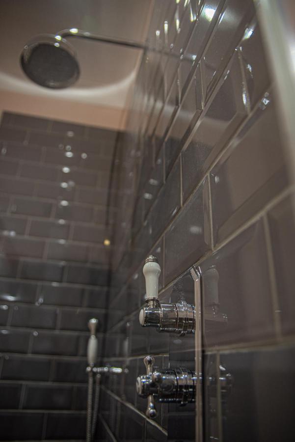 מלון Axbridge The Oak House מראה חיצוני תמונה A shower faucet