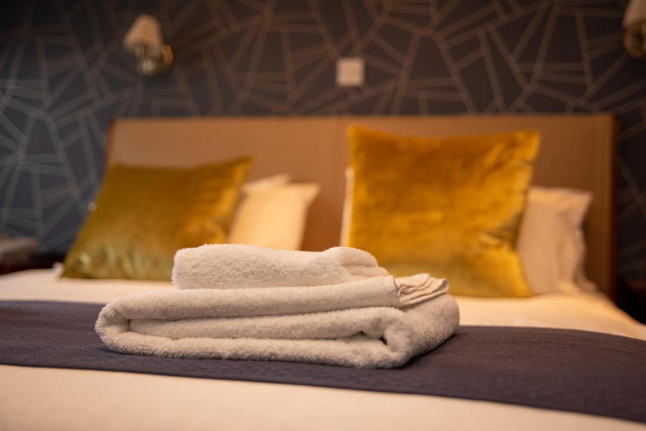 מלון Axbridge The Oak House מראה חיצוני תמונה Towels on a bed